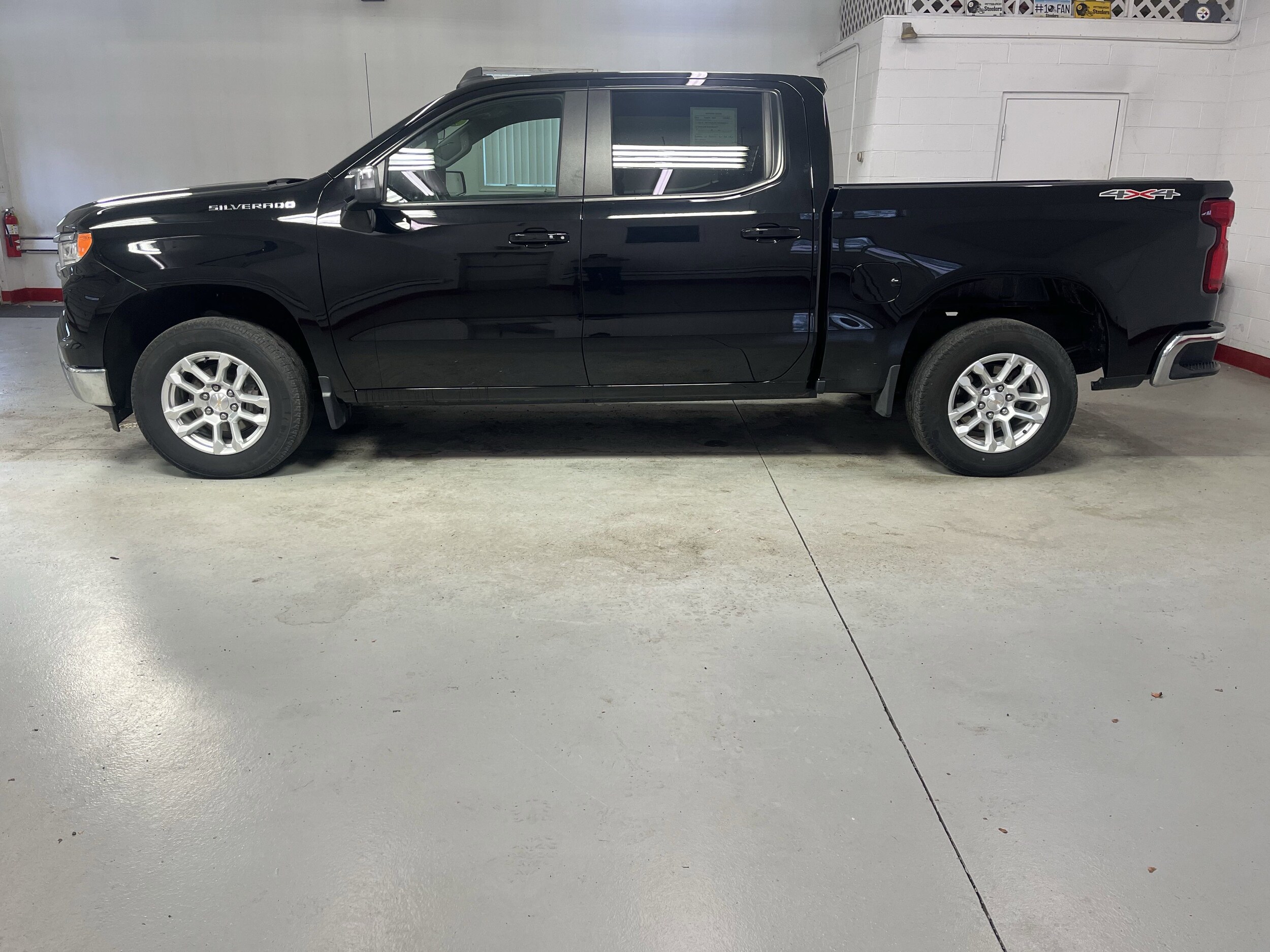 2023 Chevrolet Silverado 1500 LT photo 4