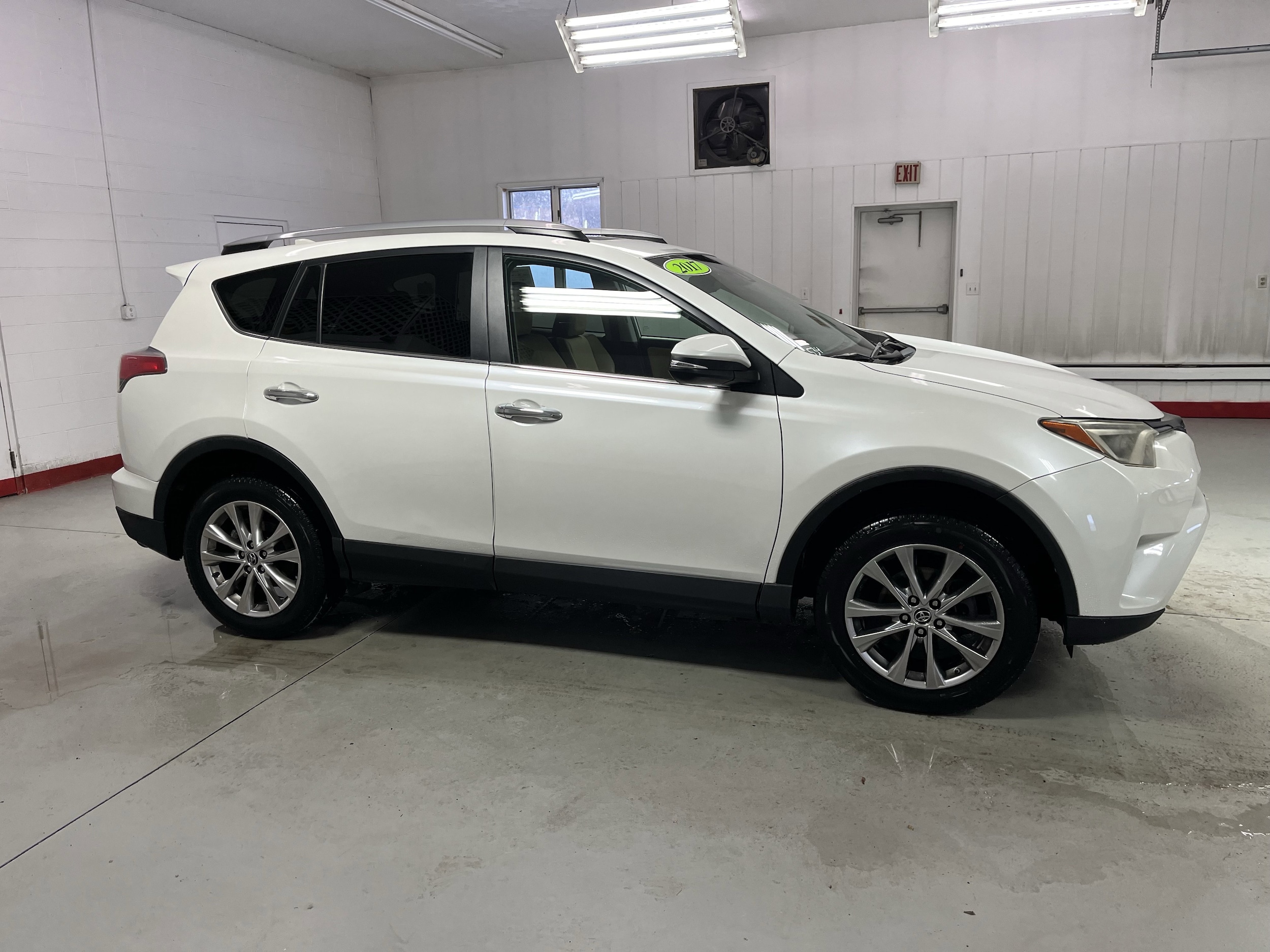 2017 Toyota RAV4 Limited's photo