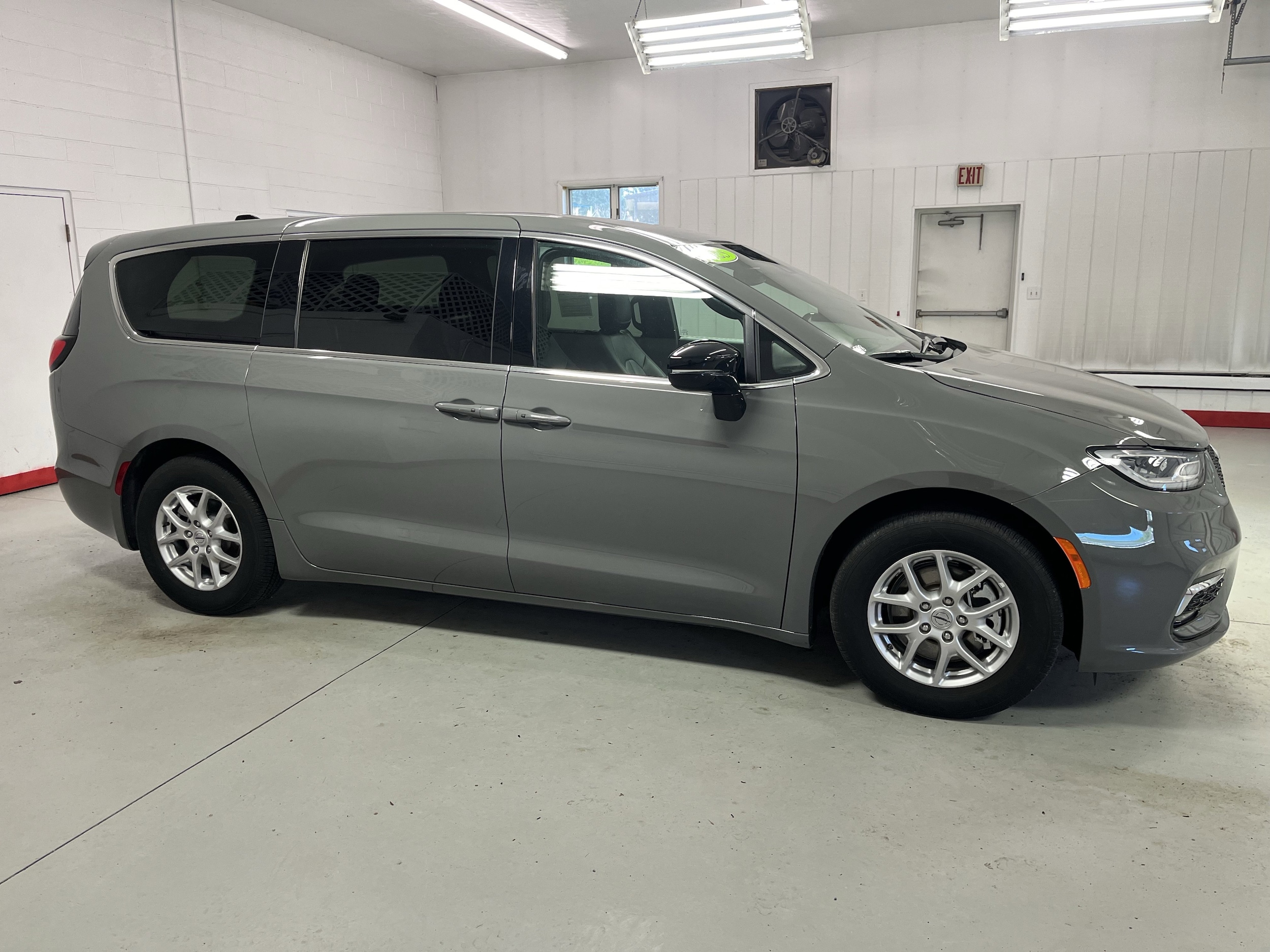2025 Chrysler Pacifica's photo