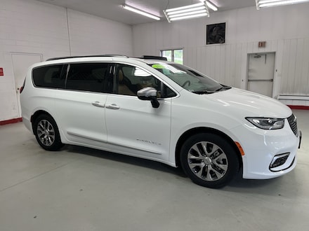 2023 Chrysler Pacifica Plug-In Hybrid Pinnacle Van Passenger Van