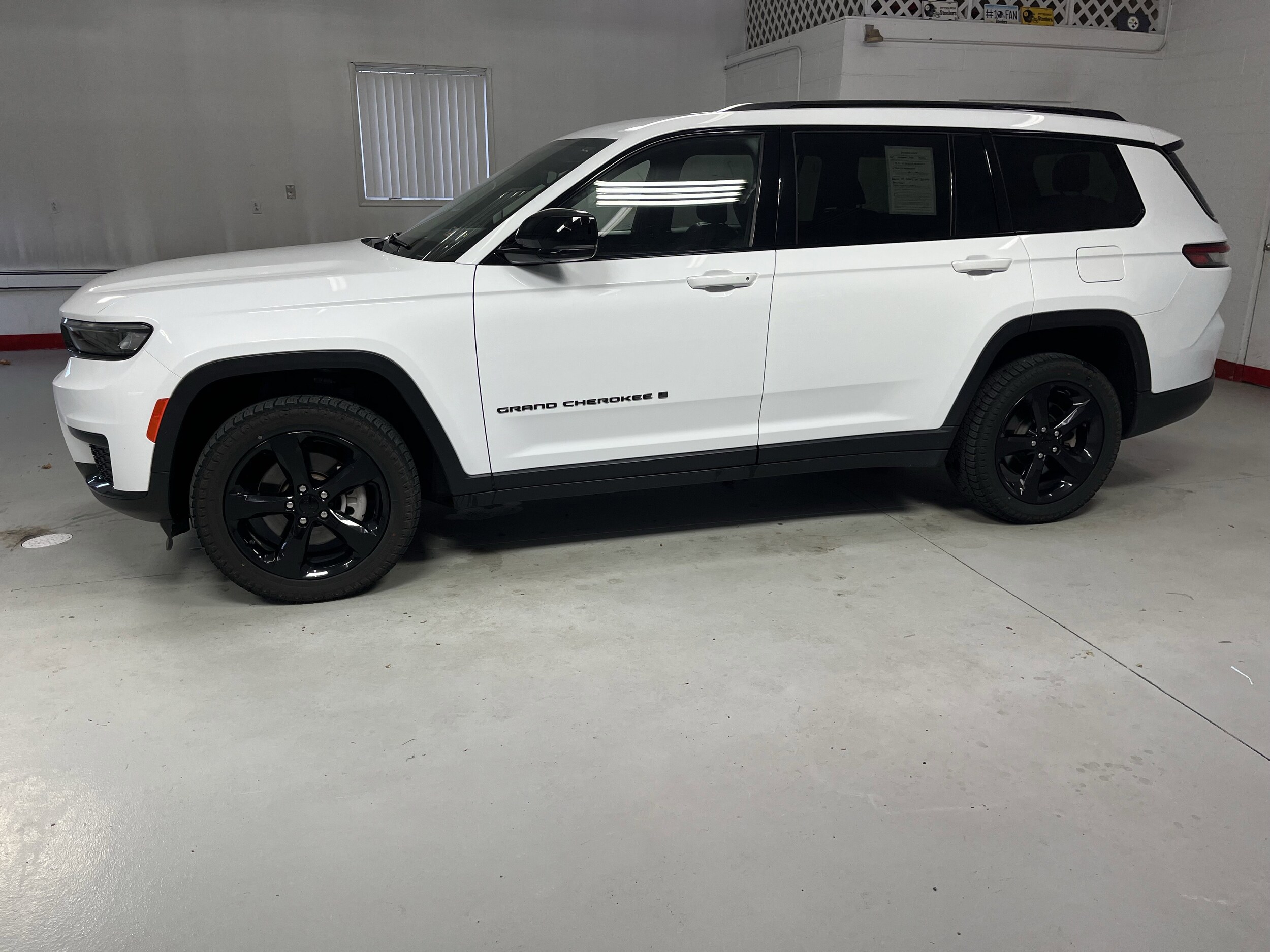 2023 Jeep Grand Cherokee Laredo Altitude photo 3