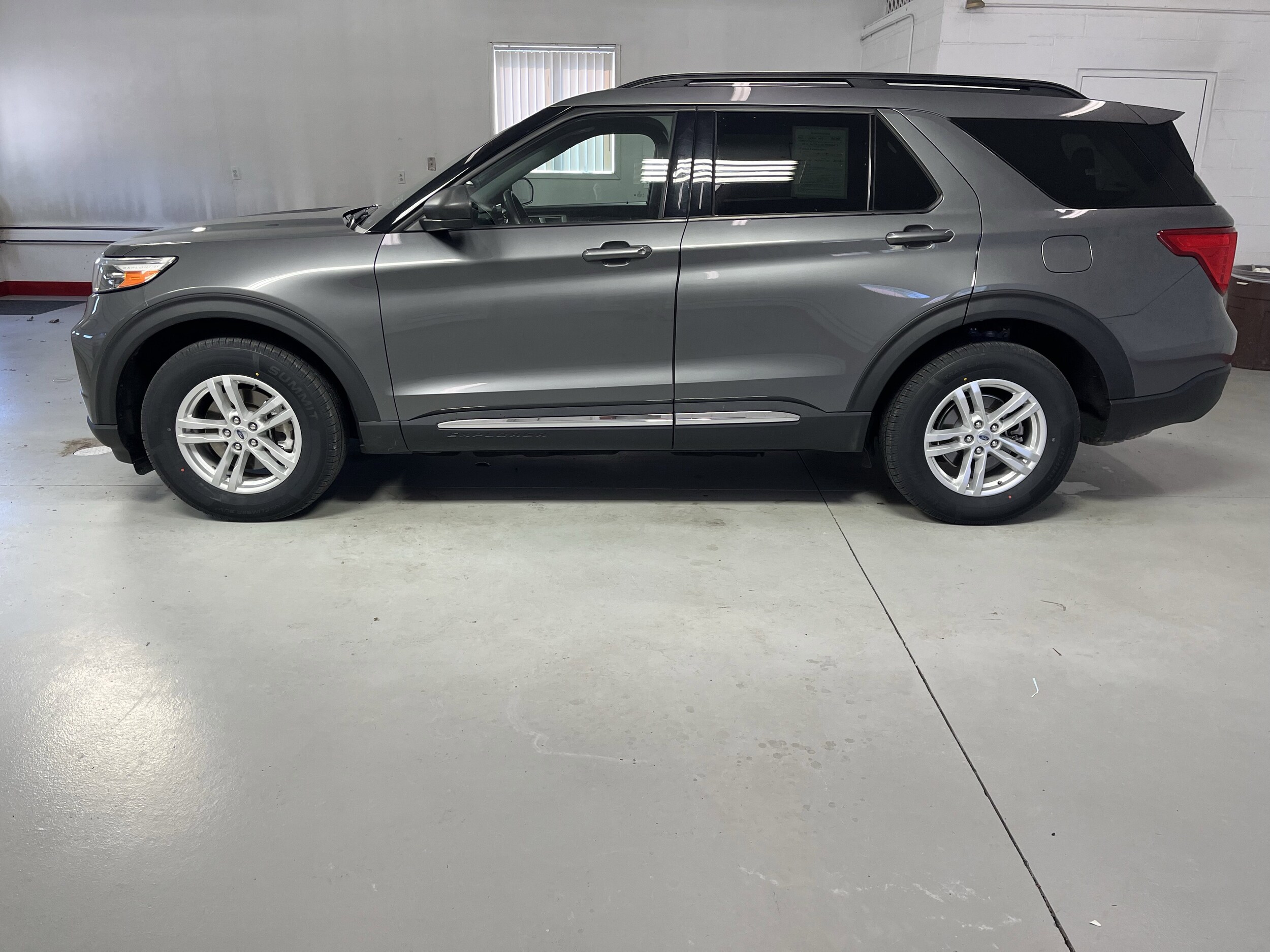 2023 Ford Explorer XLT photo 2