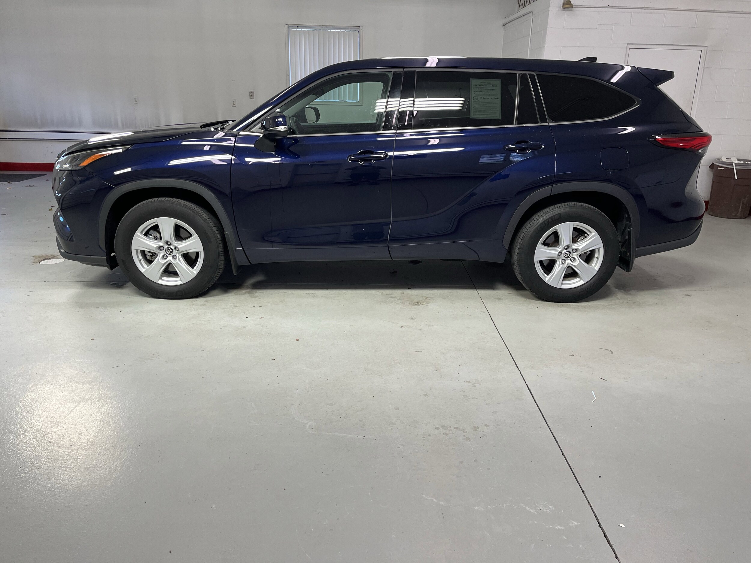 2022 Toyota Highlander LE photo 4