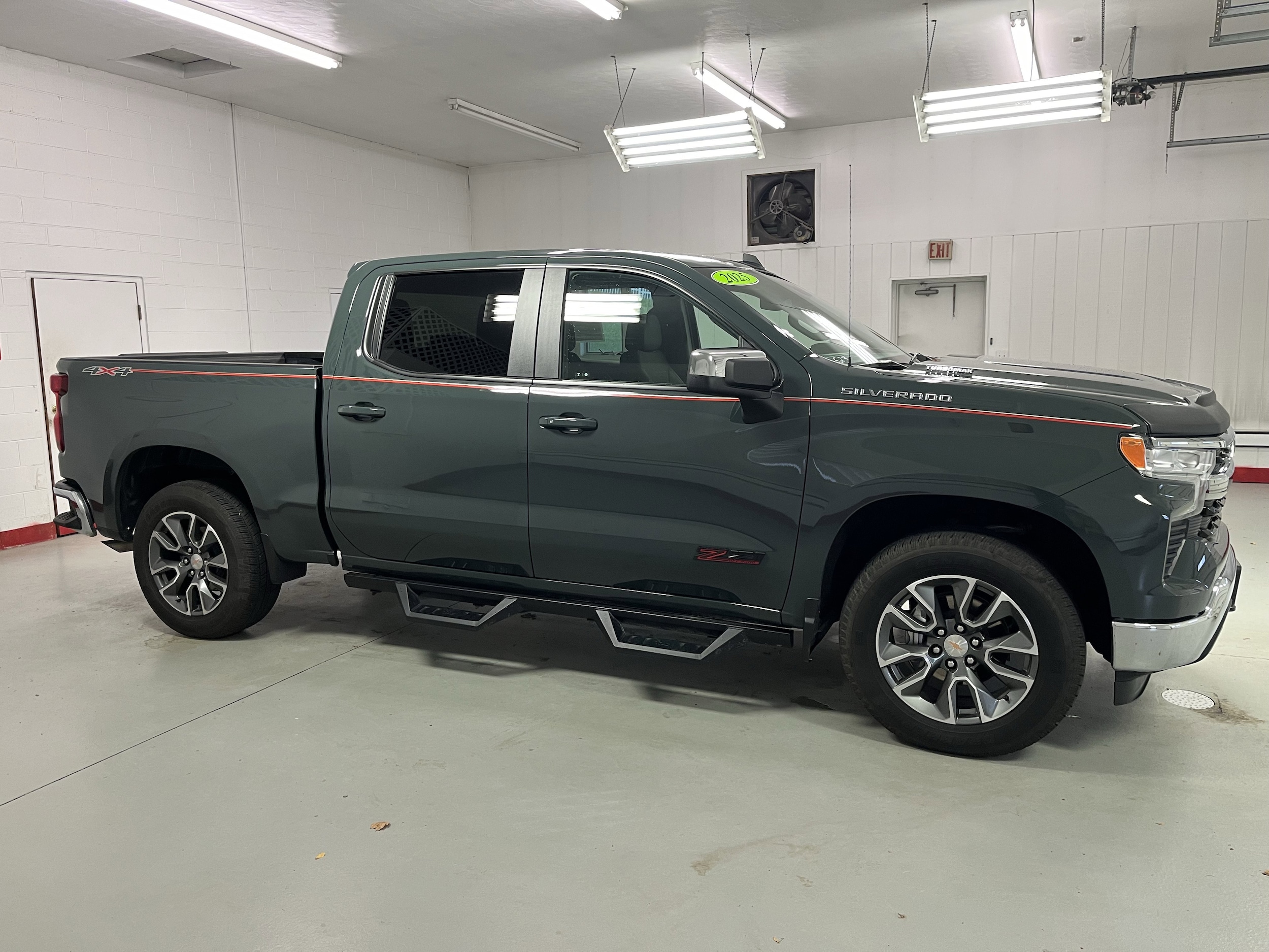 2025 Chevrolet Silverado 1500 LT's photo