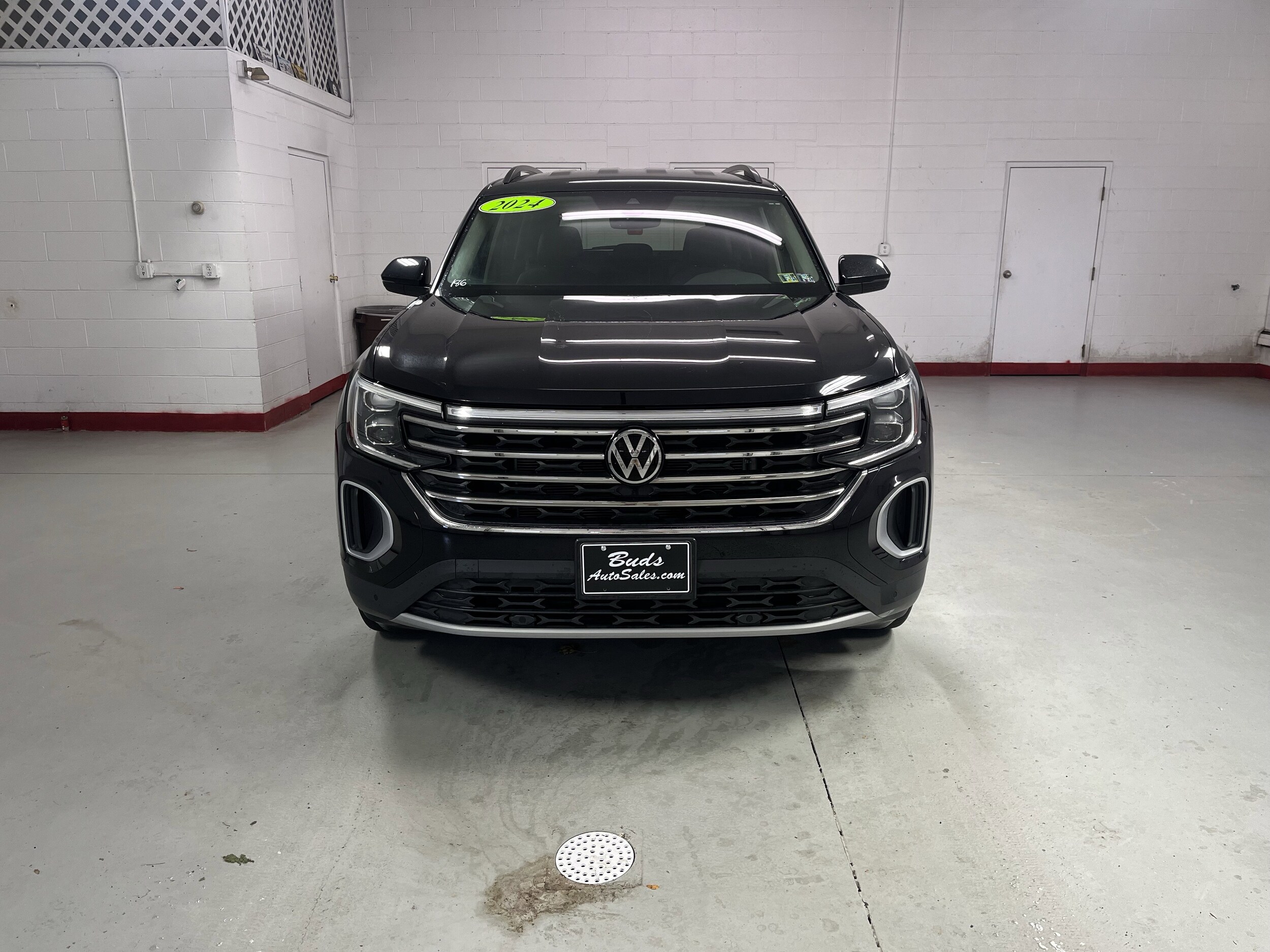 2024 Volkswagen Atlas SE Technology photo 2