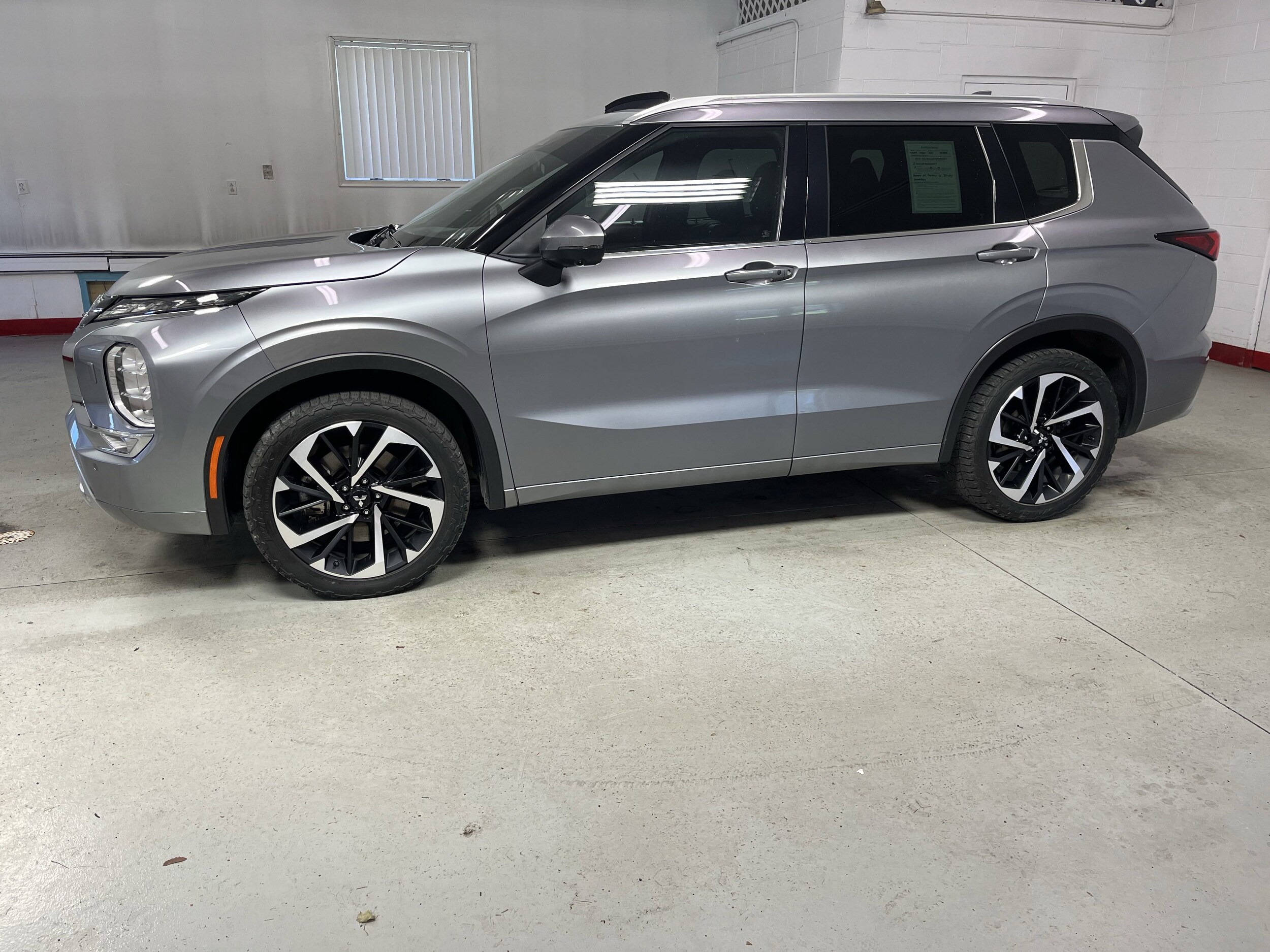 2022 Mitsubishi Outlander SEL Launch Edition photo 3