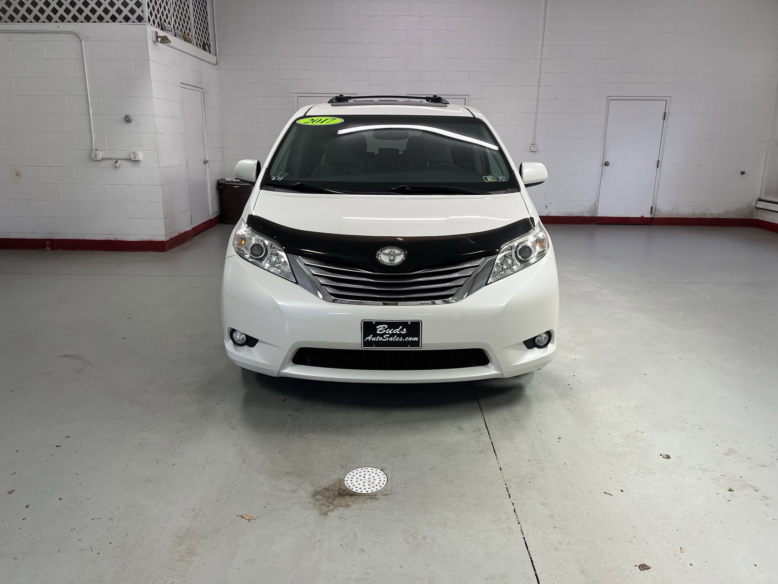 2017 Toyota Sienna Limited XLE Premium photo 2