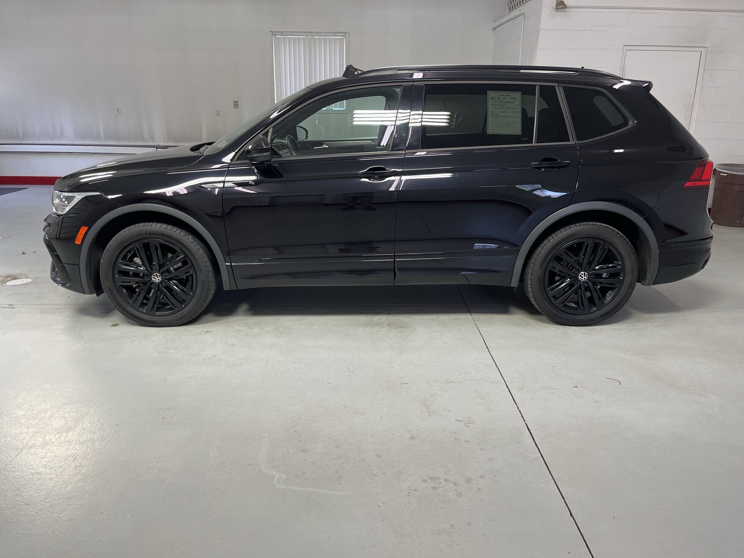 2022 Volkswagen Tiguan SE R-Line Black photo 2