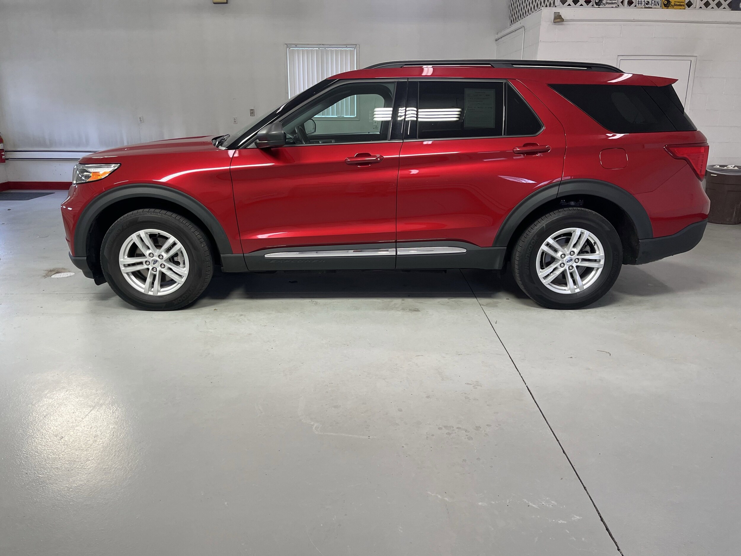 2021 Ford Explorer XLT photo 2