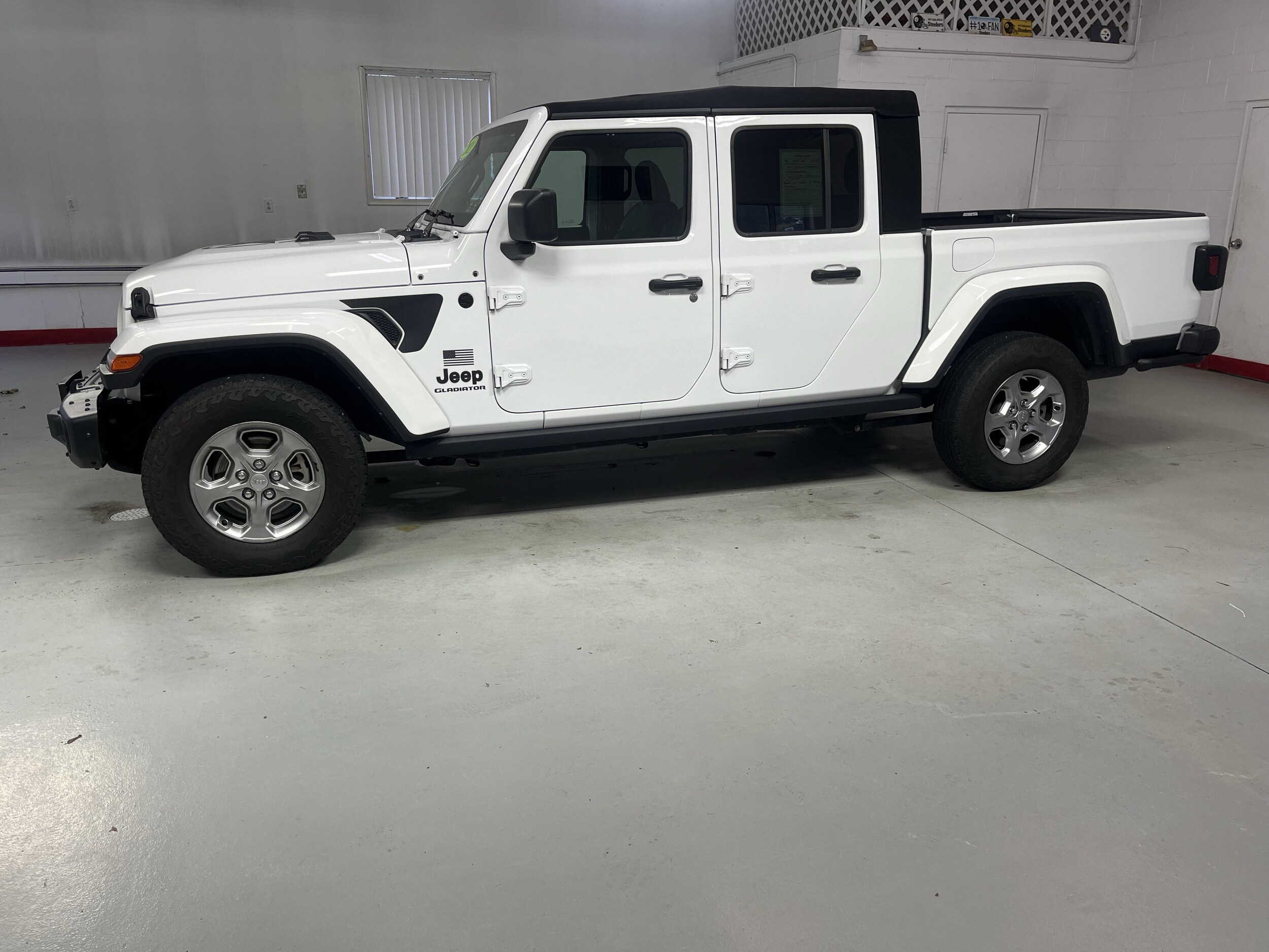 2021 Jeep Gladiator Freedom photo 3