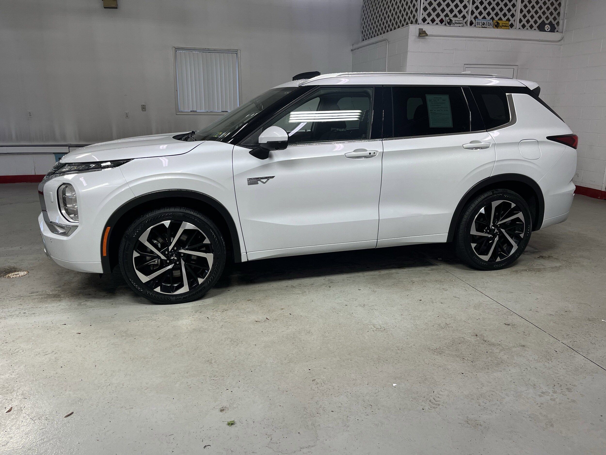 2023 Mitsubishi Outlander SEL photo 3