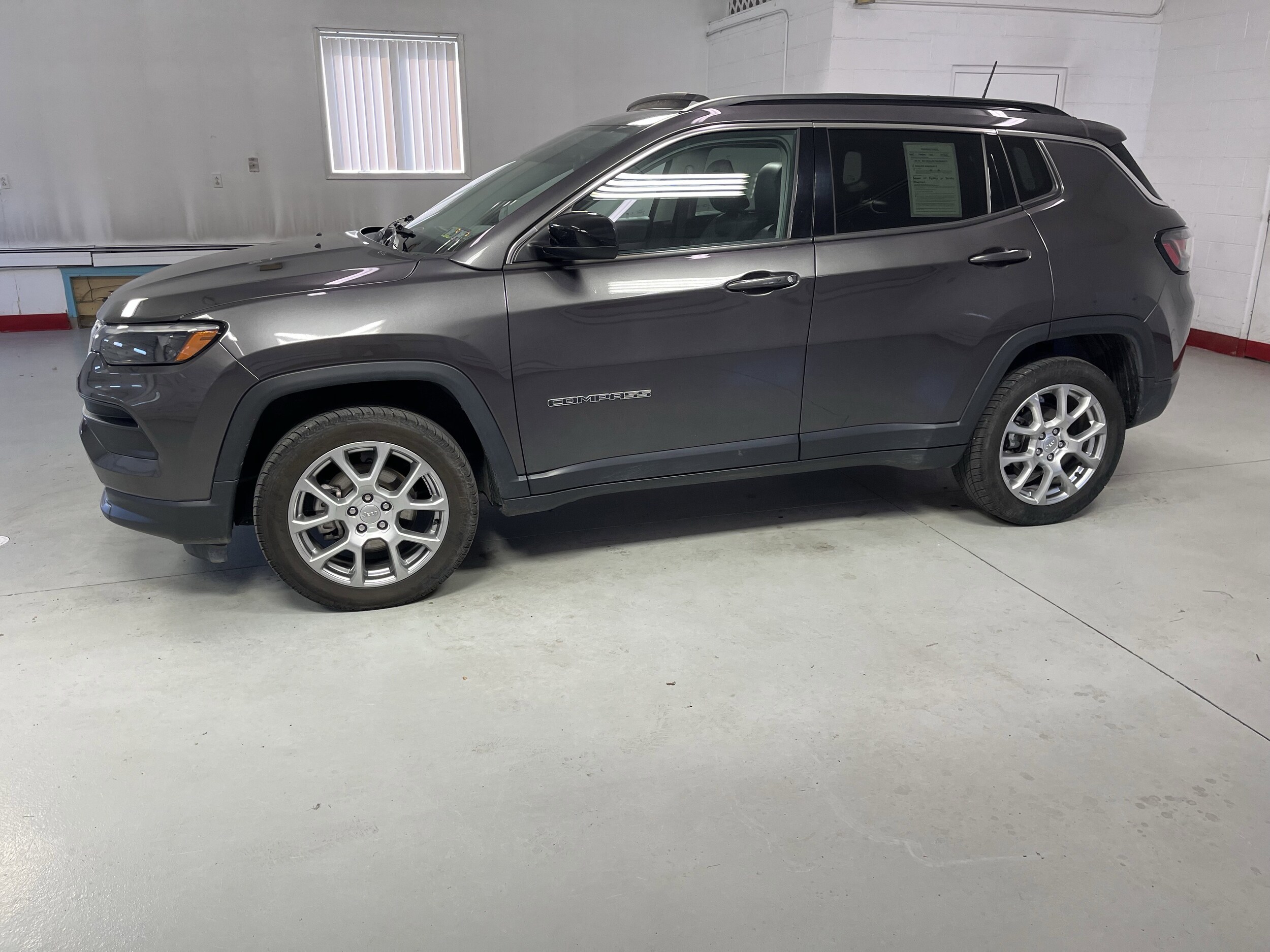 2022 Jeep Compass Latitude Lux photo 3