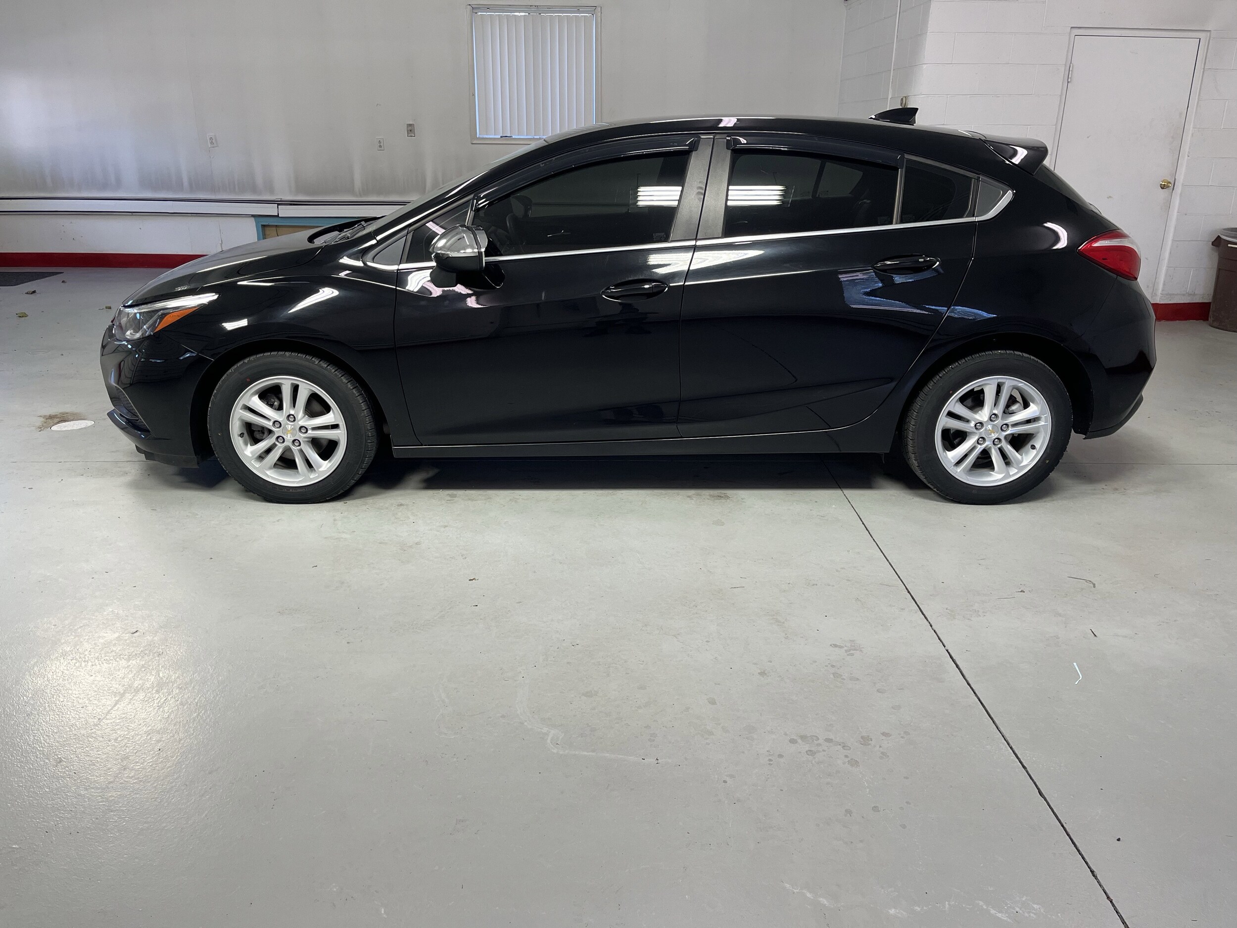 2018 Chevrolet Cruze LT photo 2
