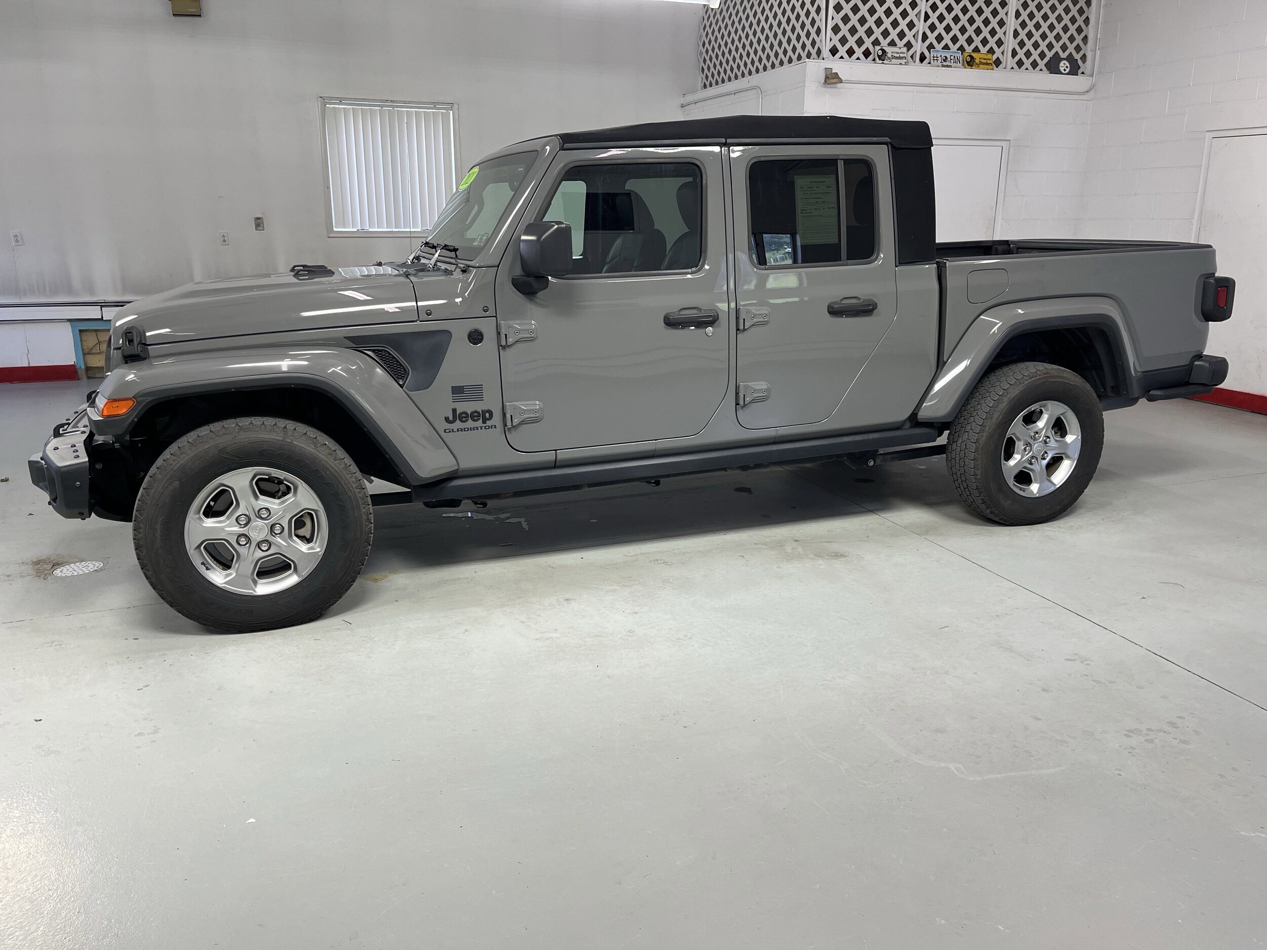 2021 Jeep Gladiator Freedom photo 3