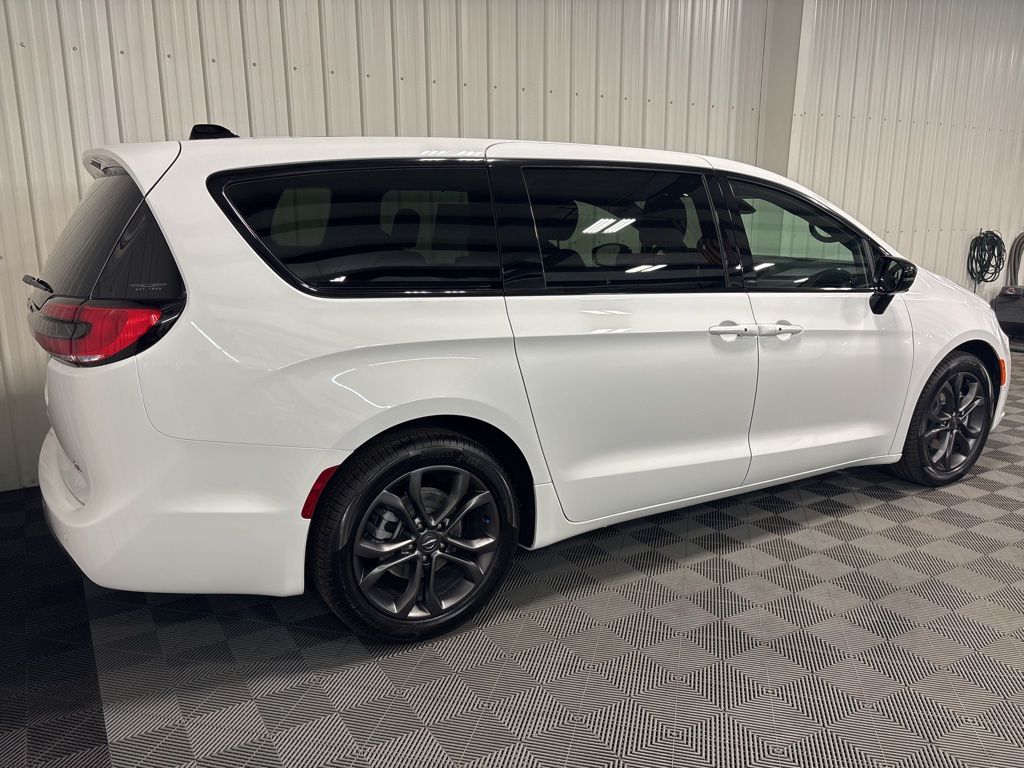 2026 Chrysler Pacifica photo 2