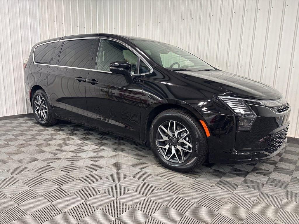 2027 Chrysler Pacifica Limited's photo