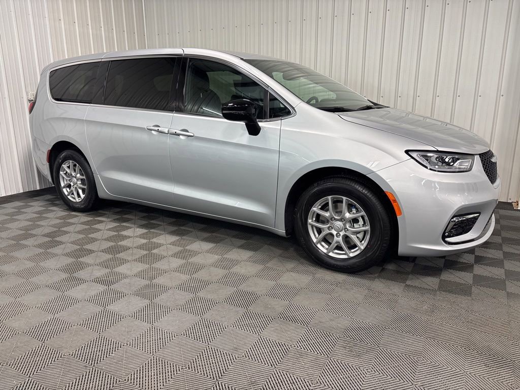 2026 Chrysler Pacifica Select's photo