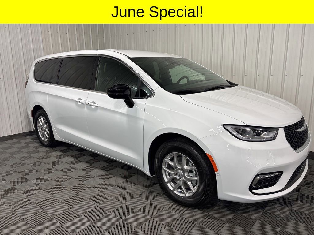 2026 Chrysler Pacifica Select's photo
