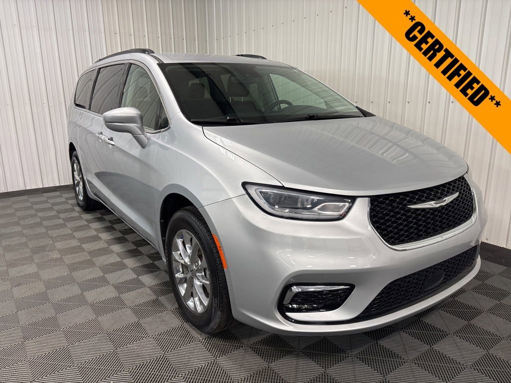 2022 Chrysler Pacifica Touring L photo 2