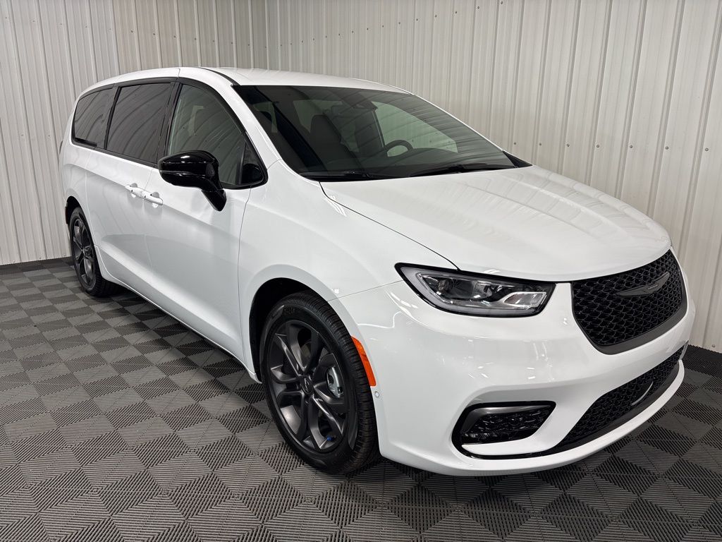 2026 Chrysler Pacifica photo 2