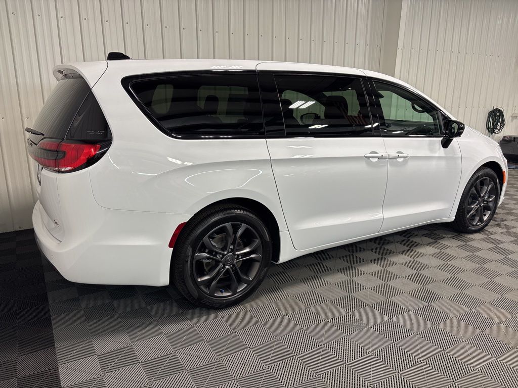 2026 Chrysler Pacifica photo 3