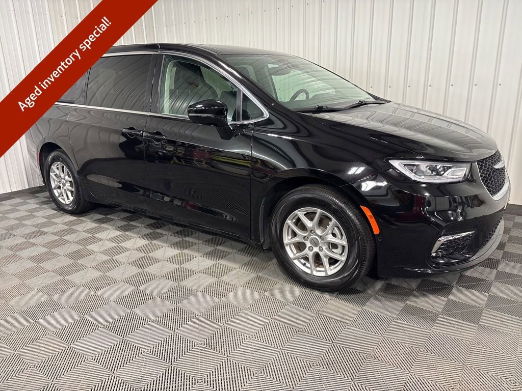 2024 Chrysler Pacifica Touring L's photo