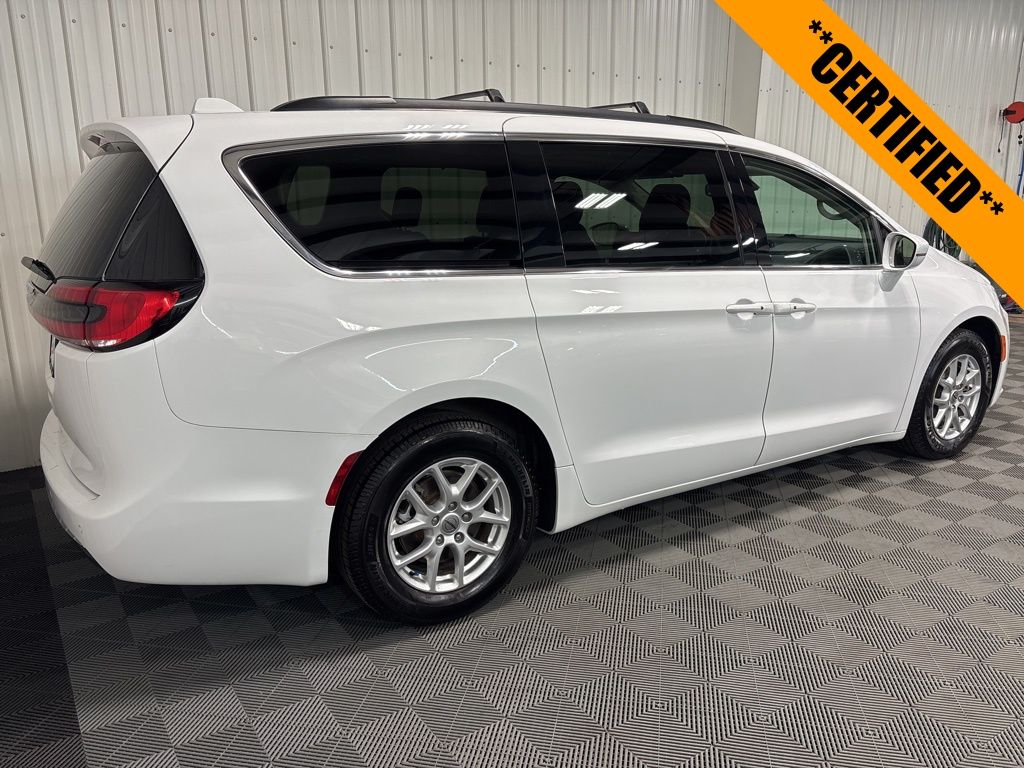2022 Chrysler Pacifica Touring L photo 3