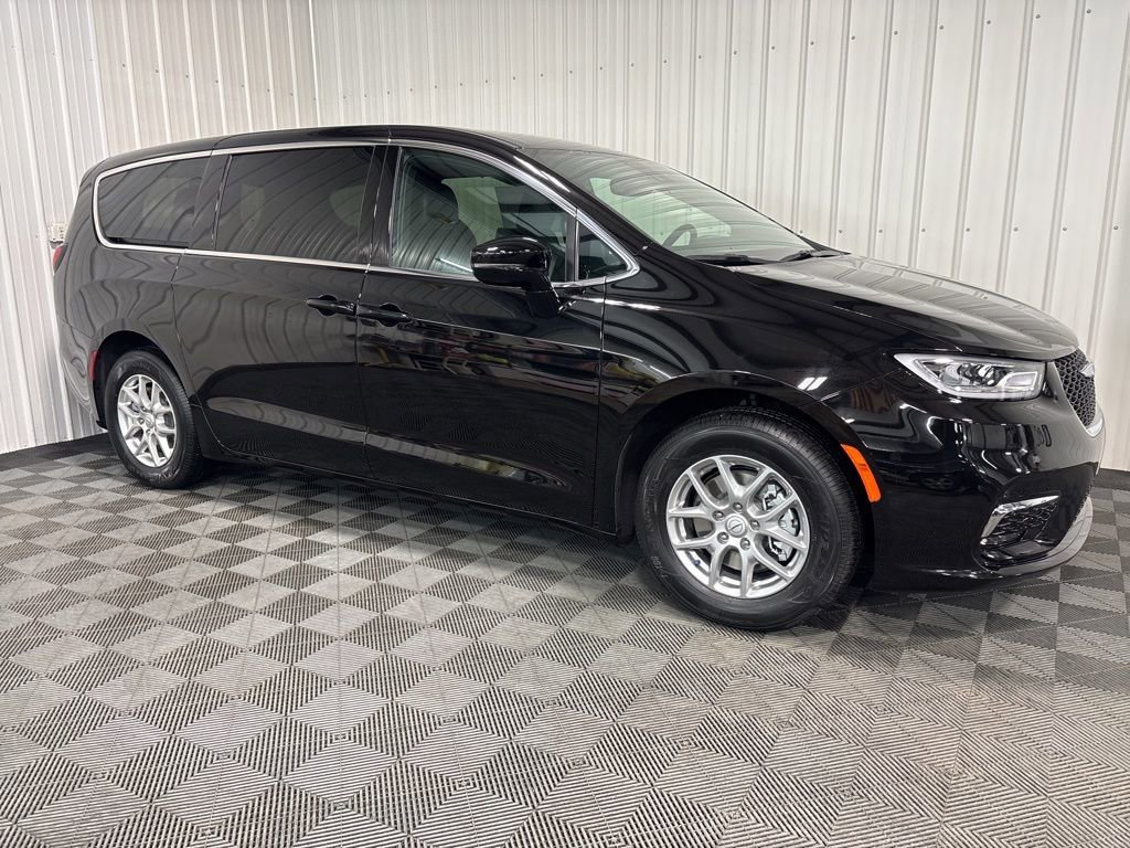 2026 Chrysler Pacifica Select's photo