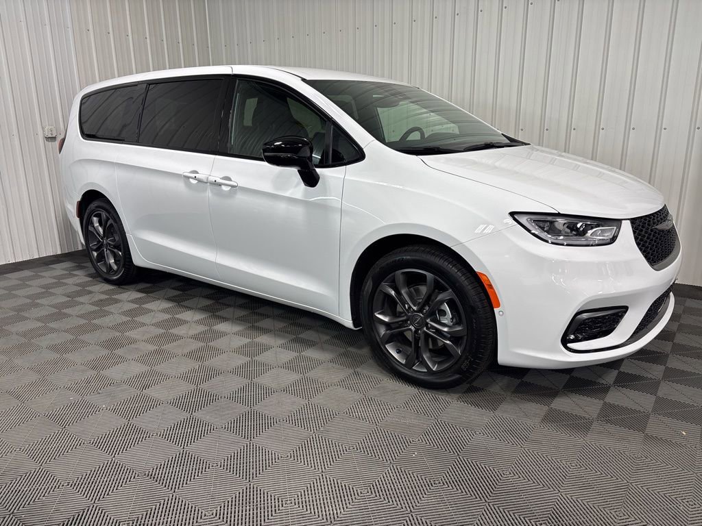 2026 Chrysler Pacifica Select's photo