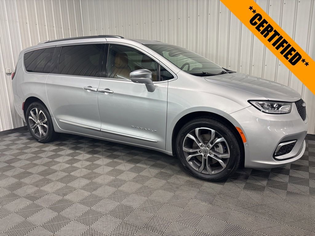 2022 Chrysler Pacifica Pinnacle's photo