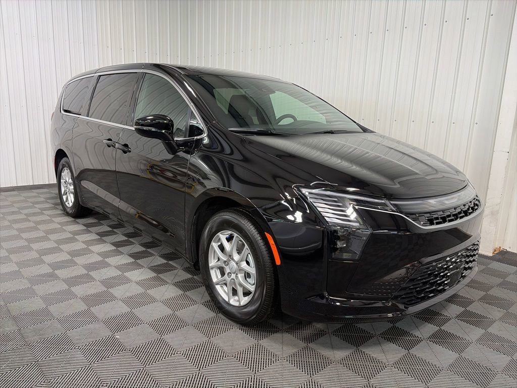 2027 Chrysler Pacifica Select's photo