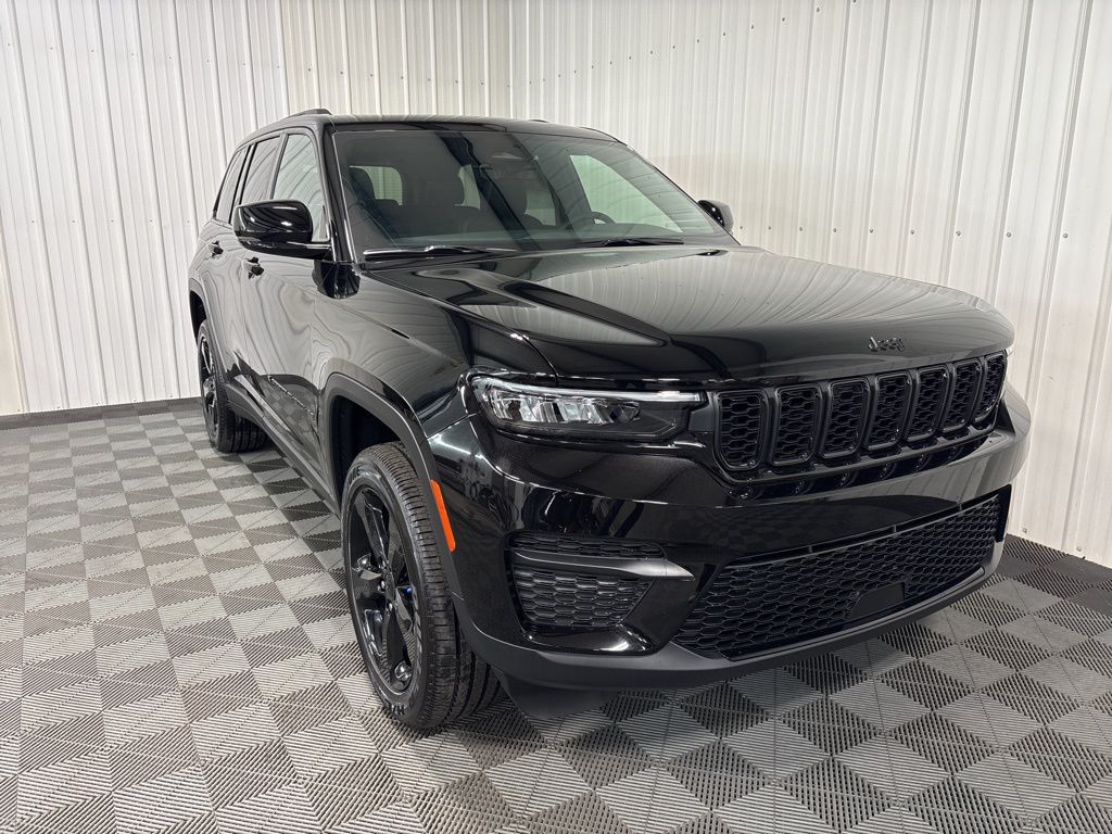 2025 Jeep Grand Cherokee Laredo Altitude photo 3