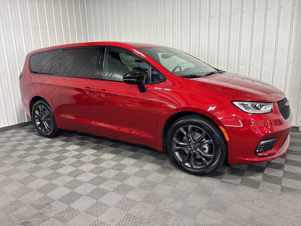 2026 Chrysler Pacifica Select's photo