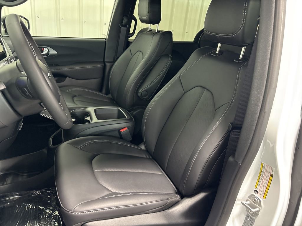 2026 Chrysler Pacifica Select - Photo 10