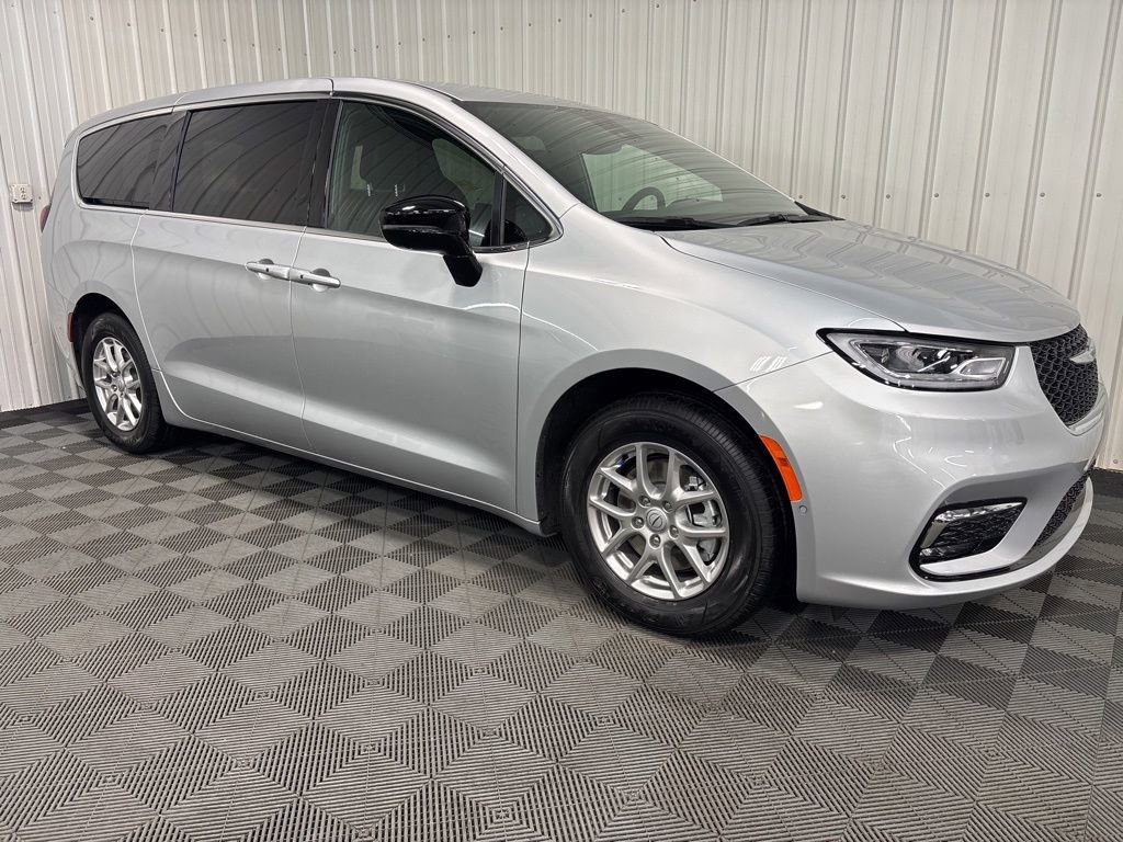 2026 Chrysler Pacifica Select's photo