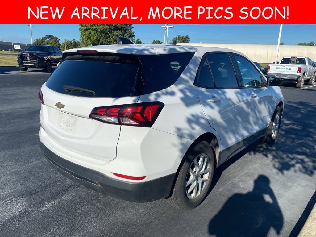 2023 Chevrolet Equinox LS photo 3