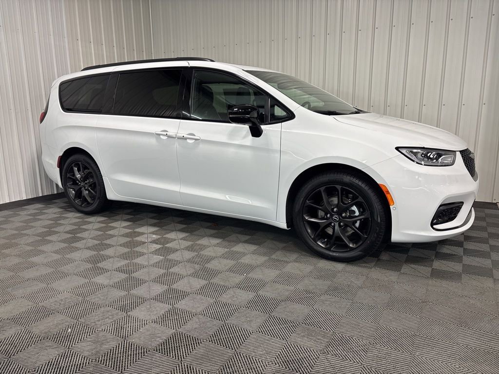 2026 Chrysler Pacifica Limited's photo