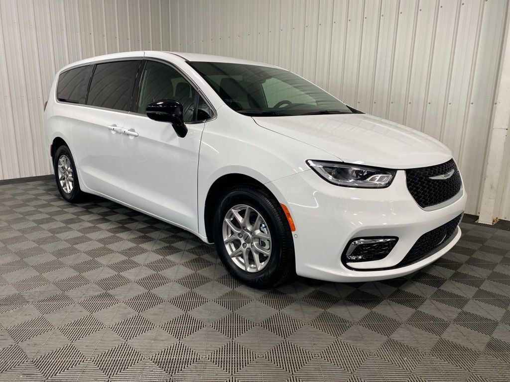 2025 Chrysler Pacifica Select's photo