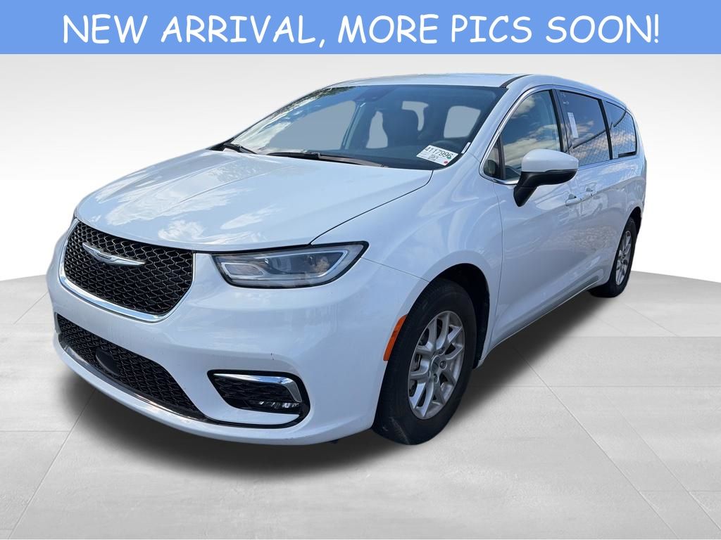 2023 Chrysler Pacifica Touring L's photo