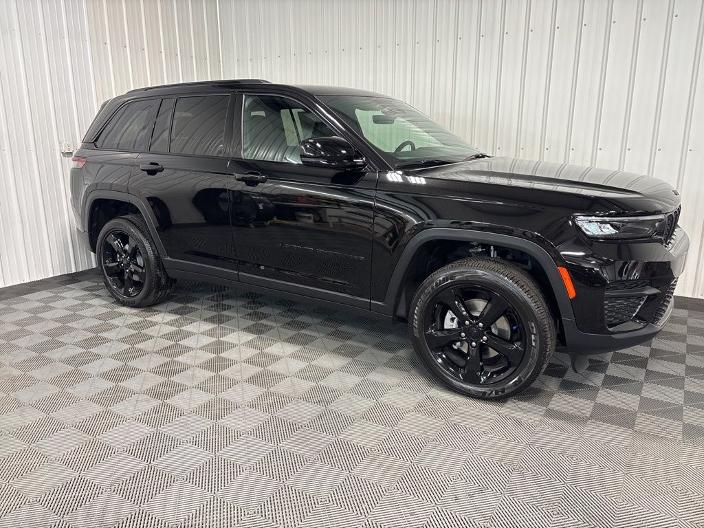 2025 Jeep Grand Cherokee Altitude's photo