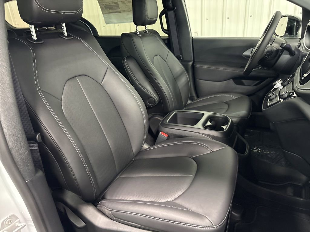 2026 Chrysler Pacifica Select - Photo 16