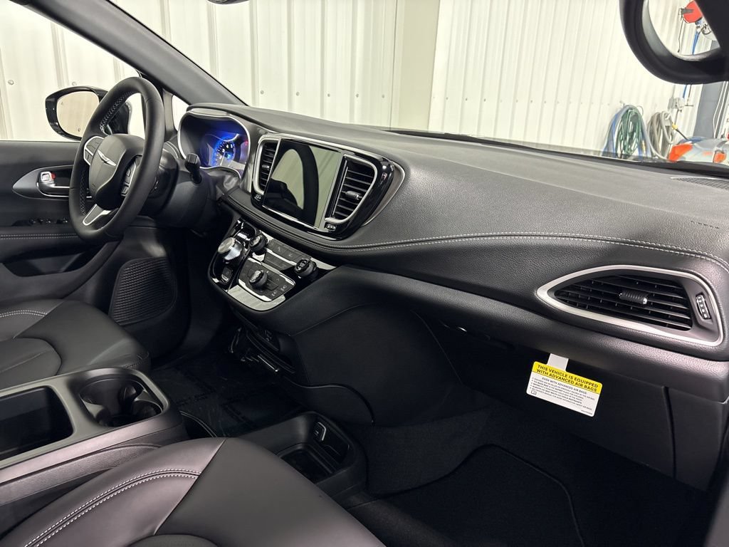 2026 Chrysler Pacifica Select - Photo 15