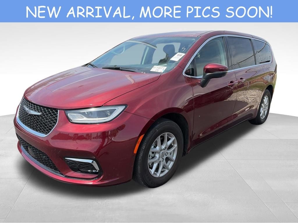 2023 Chrysler Pacifica Touring L's photo