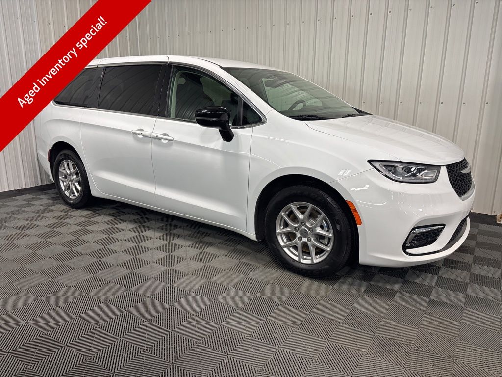 2024 Chrysler Pacifica Touring L's photo