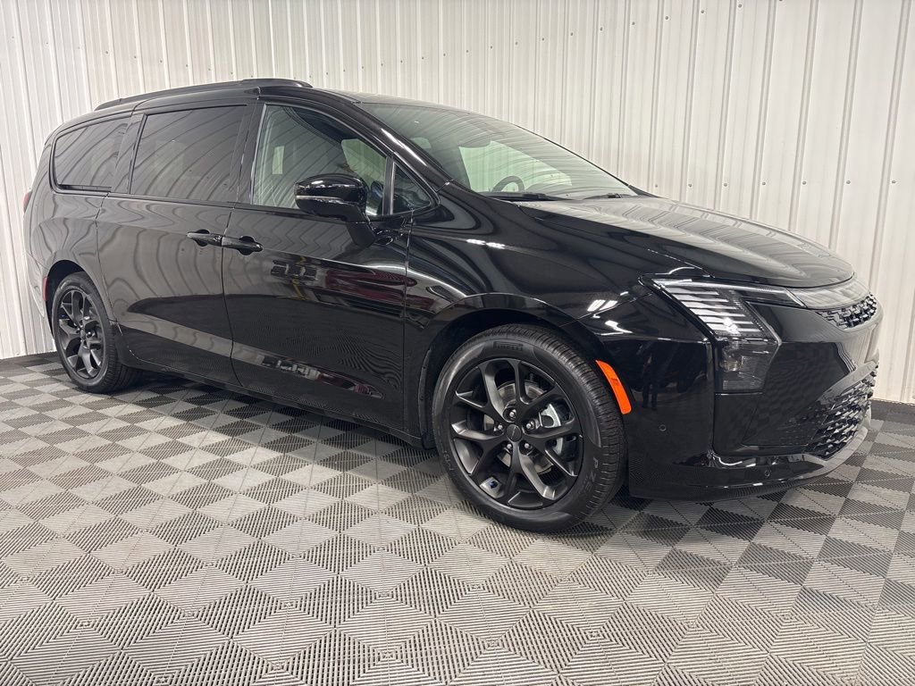 2027 Chrysler Pacifica Limited's photo