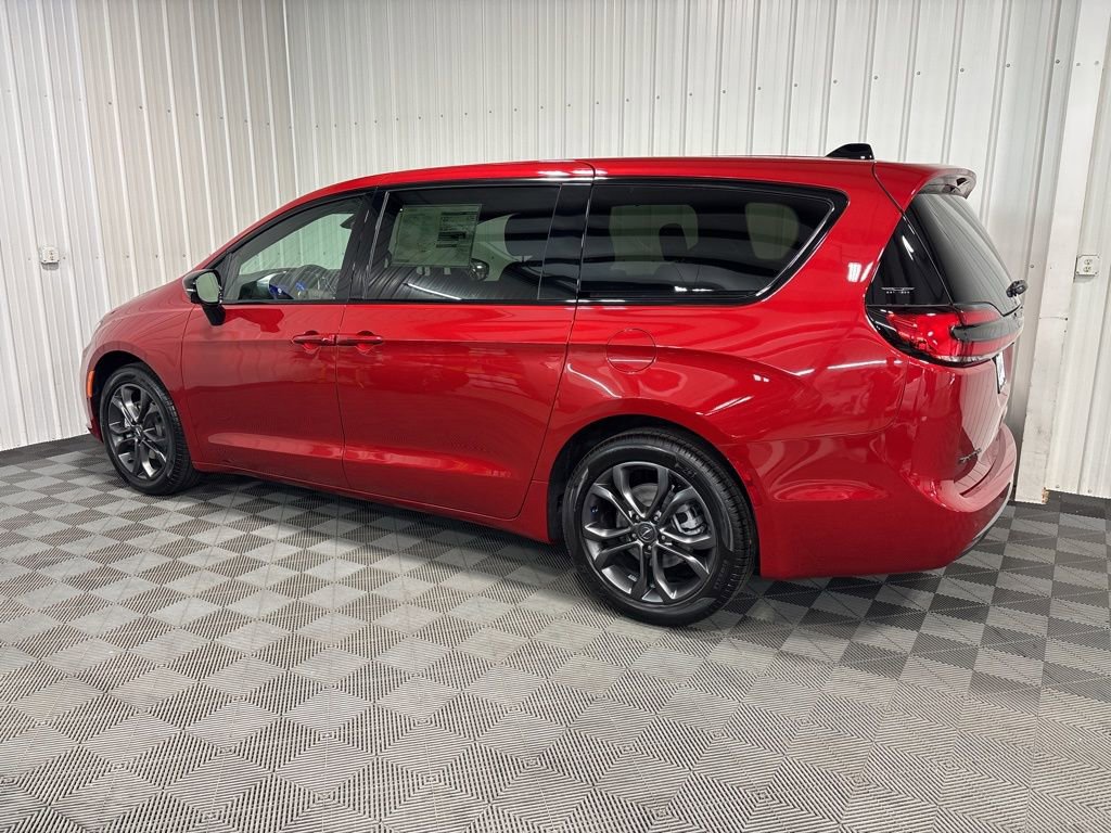 2026 Chrysler Pacifica photo 3