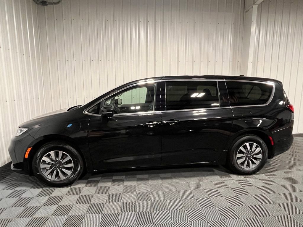 Used 2022 Chrysler Pacifica Hybrid Touring L with VIN 2C4RC1L74NR174129 for sale in Celina, OH