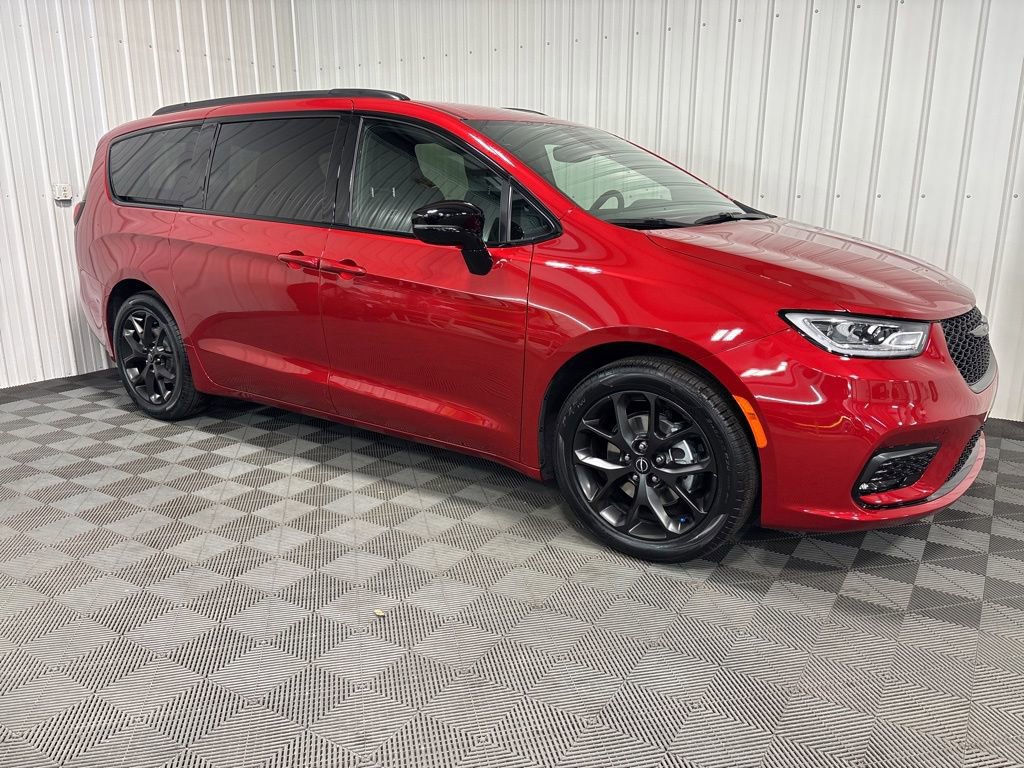 2026 Chrysler Pacifica Select's photo