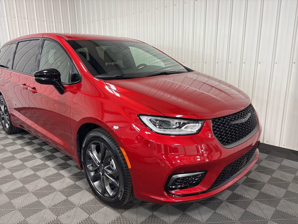 2026 Chrysler Pacifica photo 2