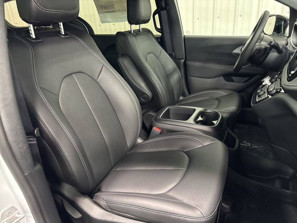2026 Chrysler Pacifica Select - Photo 16